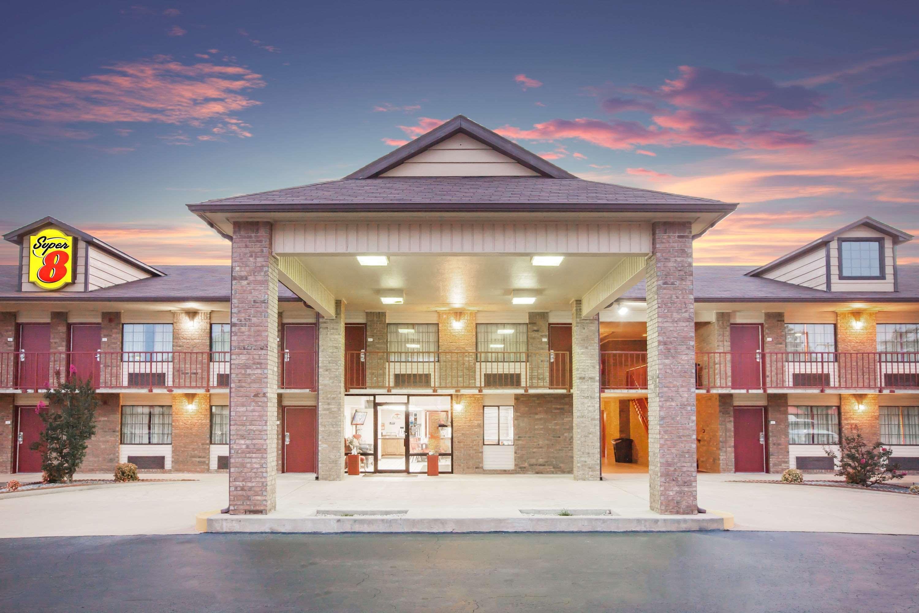 Hotel Super 8 By Wyndham Clinton Exterior foto