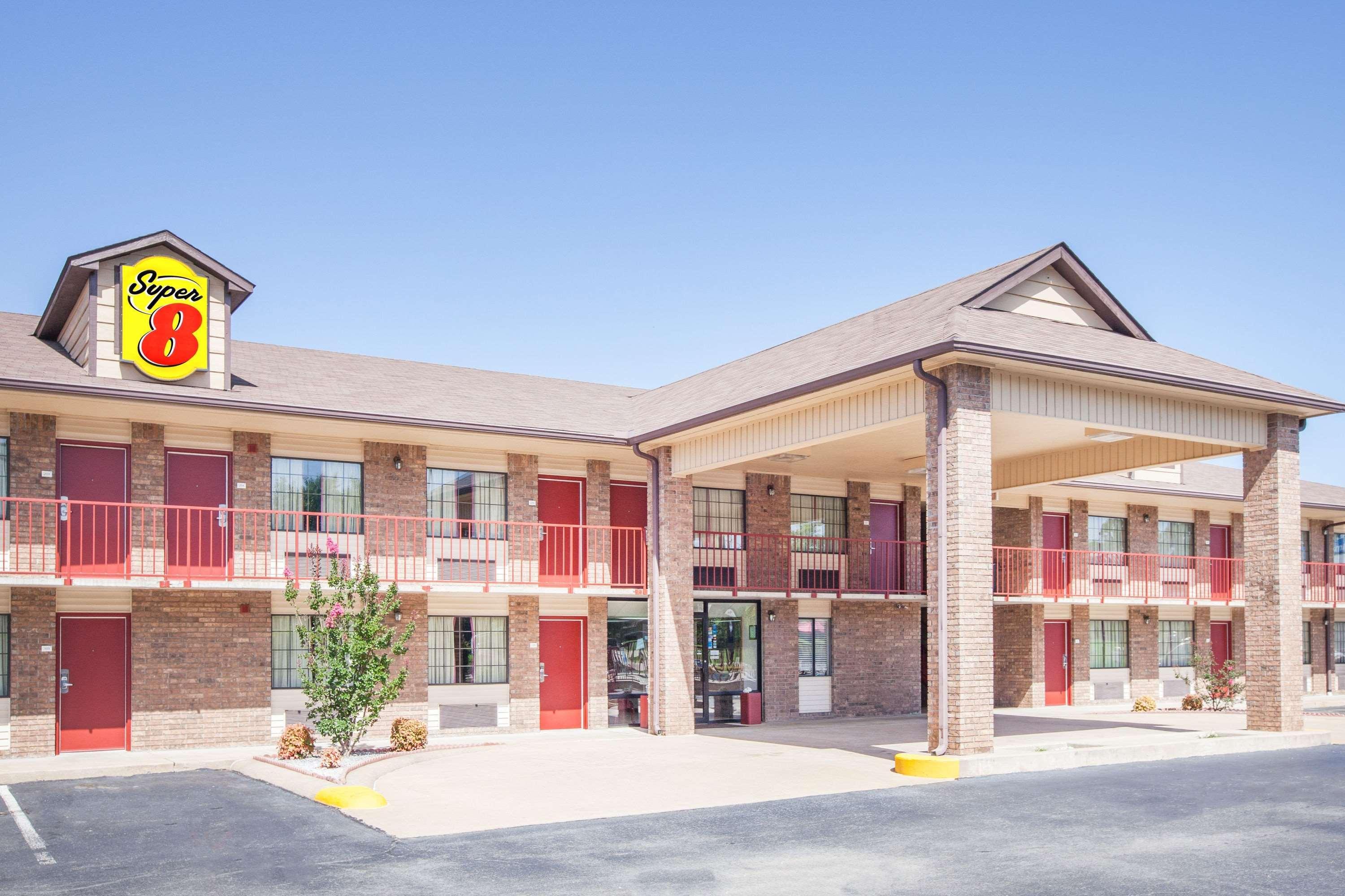 Hotel Super 8 By Wyndham Clinton Exterior foto